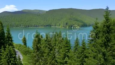 时光垂山林湖景观.. 空中观景。 观山林间绿松石色湖.. 上空的云彩